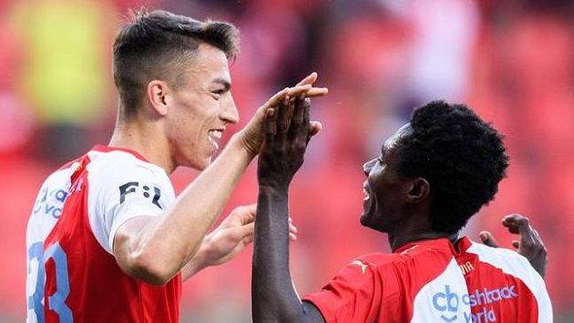 Petar Musa a Oscar Dorley oslavují gól Slavie. Petar Musa a Oscar Dorley oslavují gól Slavie.