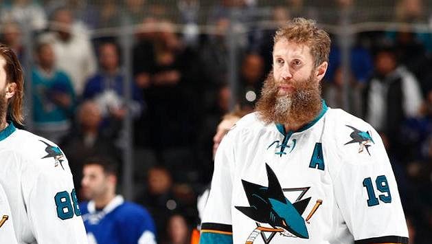 Po patnácti sezonách v San Jose bude kanadský hokejový útočník Joe Thornton nastupovat v NHL za Toronto. Po patnácti sezonách v San Jose bude kanadský hokejový útočník Joe Thornton nastupovat v NHL za Toronto.