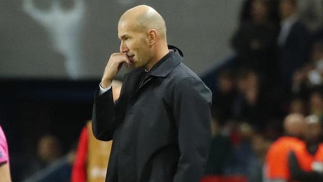 Trenér Realu Madrid Zinédine Zidane čelí po porážce na půdě PSG útokům fanoušků. Trenér Realu Madrid Zinédine Zidane čelí po porážce na půdě PSG útokům fanoušků.