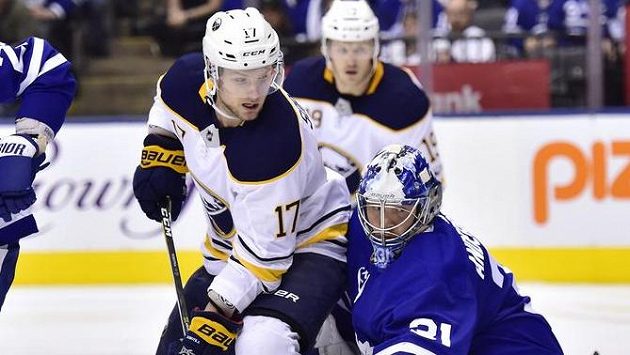 Útočník Buffala Vladimír Sobotka (v bílém) před brankářem Toronta Frederikem Andersenem. Útočník Buffala Vladimír Sobotka (v bílém) před brankářem Toronta Frederikem Andersenem.