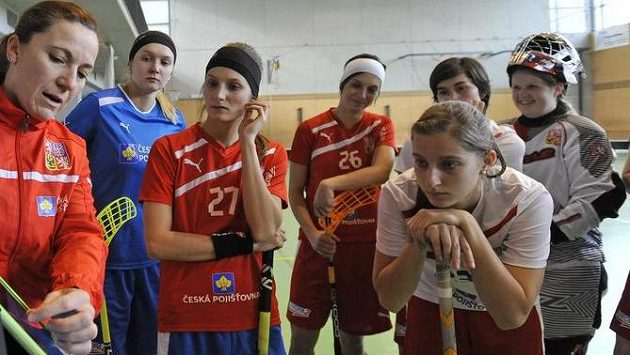 Dominika Šteglová (třetí zleva) při tréninku florbalové reprezentace. Dominika Šteglová (třetí zleva) při tréninku florbalové reprezentace.