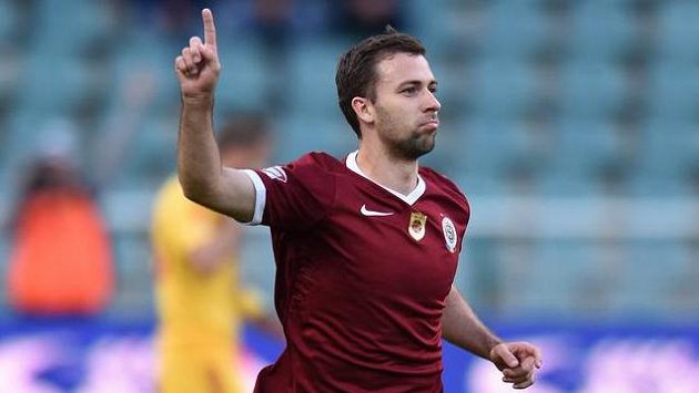 Sparťan Josef Hušbauer oslavuje druhý gól svého týmu během utkání na Dukle. Sparťan Josef Hušbauer oslavuje druhý gól svého týmu během utkání na Dukle.