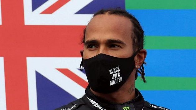 Britský pilot formule 1 Lewis Hamilton slaví na pódiu jeden ze svých triumfů. Archivní foto Britský pilot formule 1 Lewis Hamilton slaví na pódiu jeden ze svých triumfů. Archivní foto