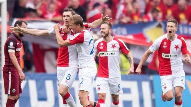 Fotbalisté Slavie Praha Jaromír Zmrhal (č.8) a Tomáš Souček se radují z gólu proti Spartě. Fotbalisté Slavie Praha Jaromír Zmrhal (č.8) a Tomáš Souček se radují z gólu proti Spartě.