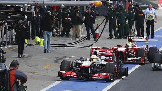 Sergio Pérez ze stáje McLaren doplnil sbírku zničených pneumatik na čtyři. Sergio Pérez ze stáje McLaren doplnil sbírku zničených pneumatik na čtyři.