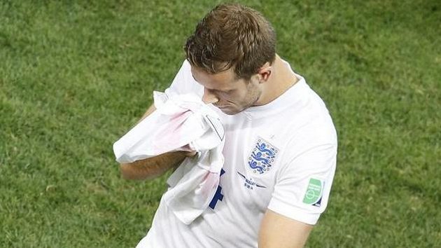 Zklamaný Jordan Henderson opouští trávník po prohře s Uruguayí. Zklamaný Jordan Henderson opouští trávník po prohře s Uruguayí.