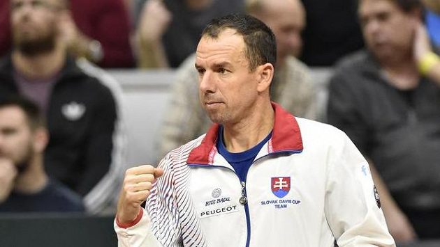 Kapitán Slovenska Dominik Hrbatý během duelu s Českou republikou. Kapitán Slovenska Dominik Hrbatý během duelu s Českou republikou.