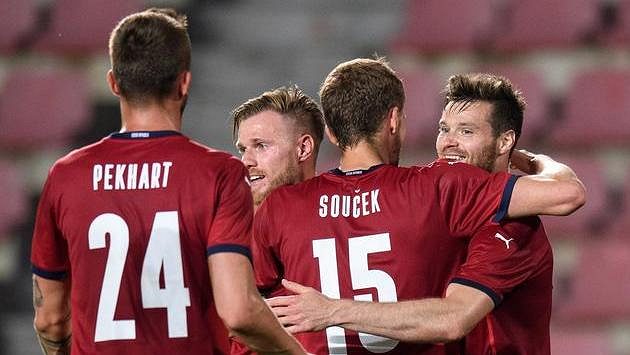Český obránace Ondřej Čelůstka (vpravo) oslavuje se spoluhráči gól na 3:1 v přípravě proti Albánii. Český obránace Ondřej Čelůstka (vpravo) oslavuje se spoluhráči gól na 3:1 v přípravě proti Albánii.