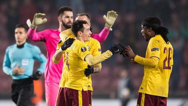 Fotbalisté Sparty Praha Vjačeslav Karavajev, Michal Kadlec a Costa oslavují postup a vítězství nad Southamptonem. Fotbalisté Sparty Praha Vjačeslav Karavajev, Michal Kadlec a Costa oslavují postup a vítězství nad Southamptonem.