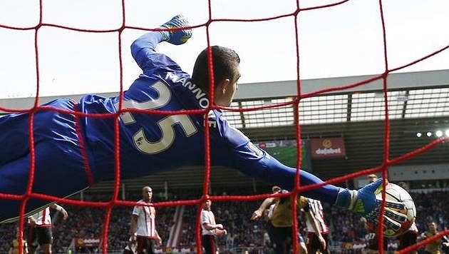 Brankář Sunderlandu Vito Mannone brilantním zákrokem zabraňuje gólu po střele Sáncheze Brankář Sunderlandu Vito Mannone brilantním zákrokem zabraňuje gólu po střele Sáncheze