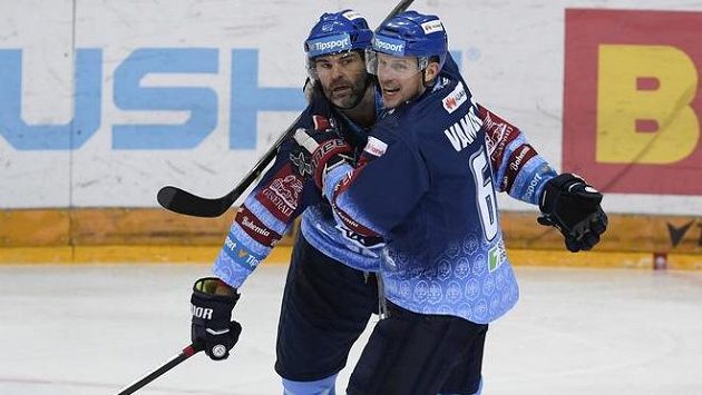 Kladenští útočníci Jaromír Jágr (vlevo) a Petr Vampola se radují z gólu. Kladenští útočníci Jaromír Jágr (vlevo) a Petr Vampola se radují z gólu.