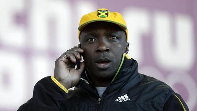 Jamajský bobista Winston Watts telefonuje v dějišti olympiády v Soči. Jamajský bobista Winston Watts telefonuje v dějišti olympiády v Soči.