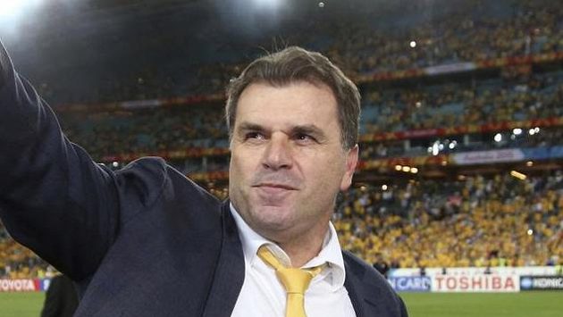 Kouč Ange Postecoglou na snímku z roku 2015. Kouč Ange Postecoglou na snímku z roku 2015.