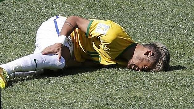 Momentka z osmifinálového duelu Brazilců s Chile. Neymar leží s bolestivou grimasou na trávníku. Momentka z osmifinálového duelu Brazilců s Chile. Neymar leží s bolestivou grimasou na trávníku.