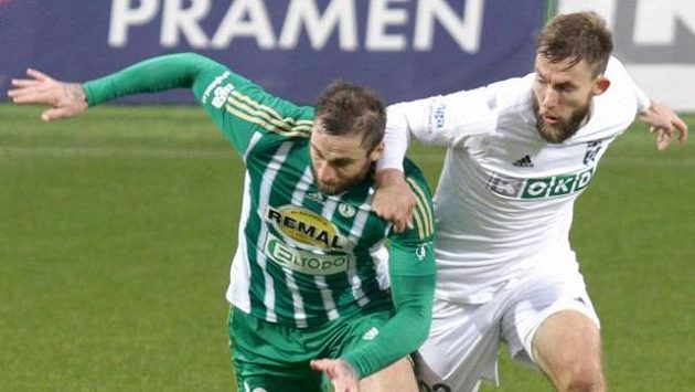 Zleva Jan Holenda z Bohemians a Jan Hošek z Karviné. Zleva Jan Holenda z Bohemians a Jan Hošek z Karviné.