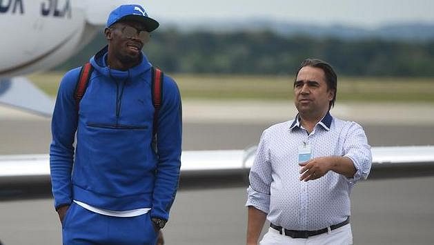 Jamajský sprinter Usain Bolt po příletu do Ostravy, vpravo manažer mítinku Alfons Juck. Jamajský sprinter Usain Bolt po příletu do Ostravy, vpravo manažer mítinku Alfons Juck.