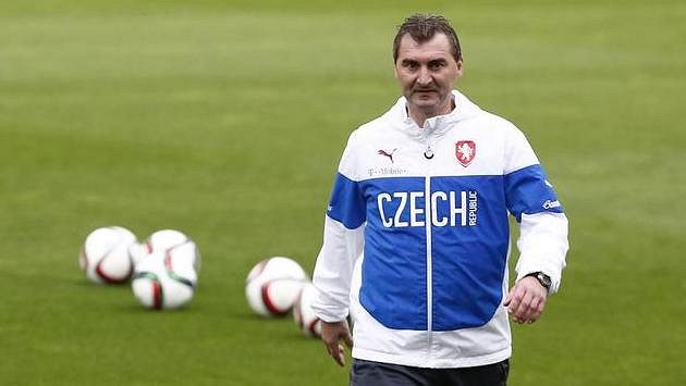 Trenér české fotbalové devatenáctky Jan Suchopárek. Trenér české fotbalové devatenáctky Jan Suchopárek.