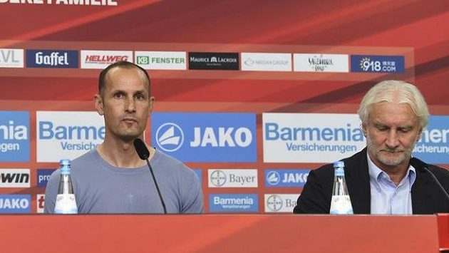 Zleva nový kouč Heiko Herrlich a sportovní ředitel Rudi Völler. Zleva nový kouč Heiko Herrlich a sportovní ředitel Rudi Völler.