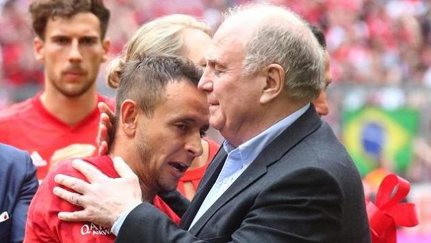 Prezident Bayernu Uli Hoeness (vpravo) při oslavách titulu bavorského klubu s Rafinhou. Prezident Bayernu Uli Hoeness (vpravo) při oslavách titulu bavorského klubu s Rafinhou.
