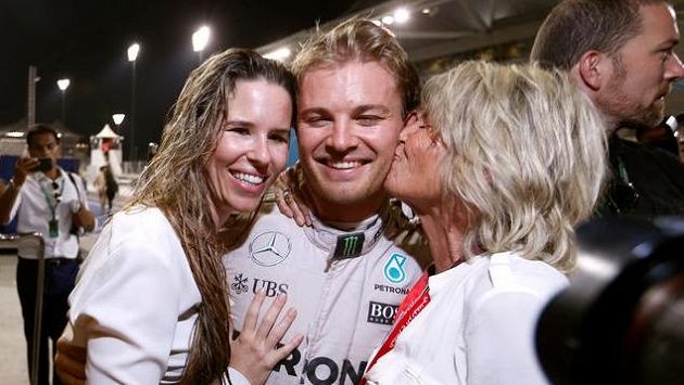 Nico Rosberg slaví titul se svou matkou (vpravo) a ženou (vlevo). Nico Rosberg slaví titul se svou matkou (vpravo) a ženou (vlevo).