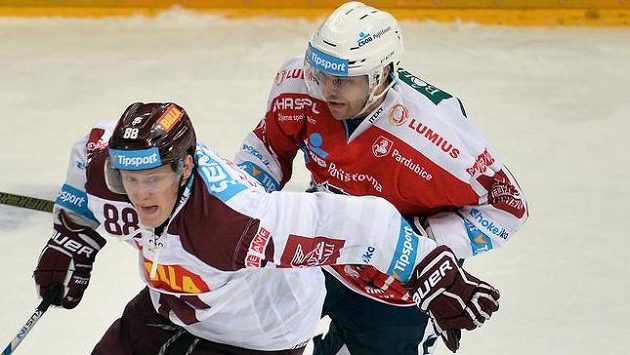 Miroslav Forman ze Sparty (vpředu) a Petr Hubáček z Pardubic. Miroslav Forman ze Sparty (vpředu) a Petr Hubáček z Pardubic.