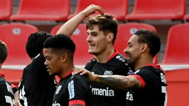 Fotbalisté Bayeru Leverkusen se radují z gólu českého reprezentanta Patrika Schicka. Fotbalisté Bayeru Leverkusen se radují z gólu českého reprezentanta Patrika Schicka.