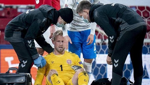 Dánský brankář Kasper Schmeichel ošetřovaný po srážce s Islanďanem Albertem Gudmundssonem. Dánský brankář Kasper Schmeichel ošetřovaný po srážce s Islanďanem Albertem Gudmundssonem.