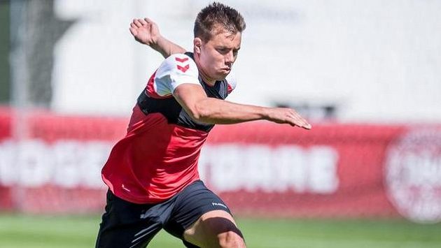 Obránce Jonas Knudsen na tréninku dánského týmu. Obránce Jonas Knudsen na tréninku dánského týmu.