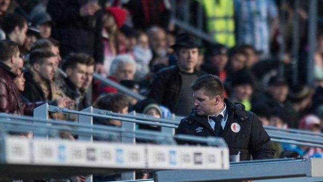 Trenér Slavie Praha Dušan Uhrin vykázaný na tribuně sleduje v Mladé Boleslavi. Trenér Slavie Praha Dušan Uhrin vykázaný na tribuně sleduje v Mladé Boleslavi.