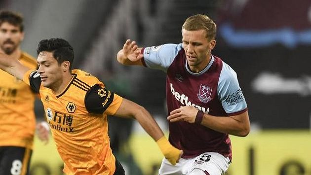 Útočník Wolverhamptonu Raúl Jiménez v souboji o míč se záložníkem West Hamu Tomášem Součkem v rámci 3. kola Premier League. Útočník Wolverhamptonu Raúl Jiménez v souboji o míč se záložníkem West Hamu Tomášem Součkem v rámci 3. kola Premier League.