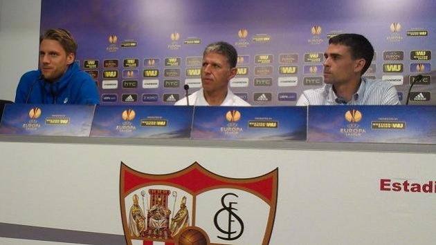 Liberecký kouč Jaroslav Šilhavý (uprostřed), kapitán týmu Radoslav Kováč (vlevo) a mluvčí Jan Seifert na tiskové konferenci v Seville. Liberecký kouč Jaroslav Šilhavý (uprostřed), kapitán týmu Radoslav Kováč (vlevo) a mluvčí Jan Seifert na tiskové konferenci v Seville.