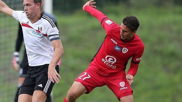 Michal Papadopulos (vpravo) vyhrál s fotbalisty Piastu Gliwice polskou ligu (archivní foto). Michal Papadopulos (vpravo) vyhrál s fotbalisty Piastu Gliwice polskou ligu (archivní foto).