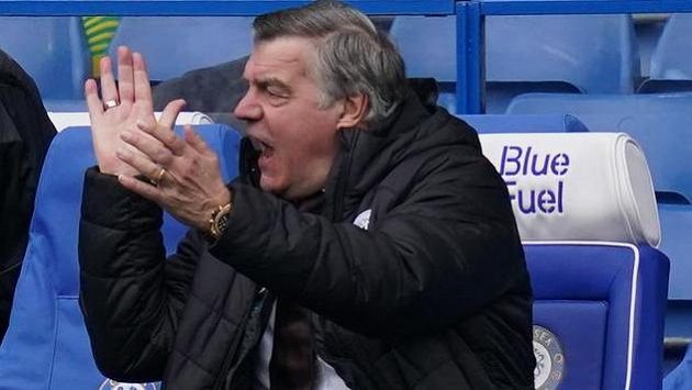 Trenér Sam Allardyce vyzval ke společnému bojkotu sociálních sítí kvůli rasismu. Trenér Sam Allardyce vyzval ke společnému bojkotu sociálních sítí kvůli rasismu.