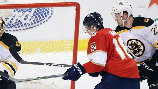 Reilly Smith z Floridy (v červeném) bojuje před brankou Bostonu. Reilly Smith z Floridy (v červeném) bojuje před brankou Bostonu.