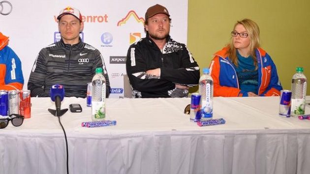 Skikrosaři Tomáš Kraus a Nikol Kučerová, mezi nimi servisman Jaroslav Lučan. Skikrosaři Tomáš Kraus a Nikol Kučerová, mezi nimi servisman Jaroslav Lučan.