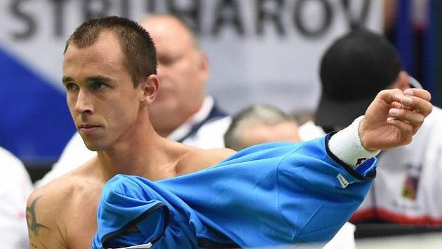 Zamyšlený Lukáš Rosol při zápase proti Thanasimu Kokkinakisovi. Zamyšlený Lukáš Rosol při zápase proti Thanasimu Kokkinakisovi.