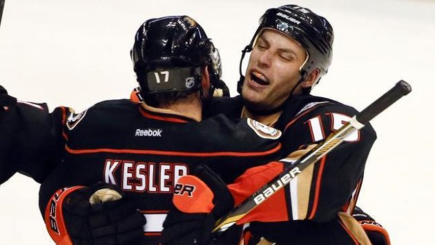 Ryan Getzlaf (vpravo) z Anaheimu se stal prosincovou hvězdou NHL. Ryan Getzlaf (vpravo) z Anaheimu se stal prosincovou hvězdou NHL.