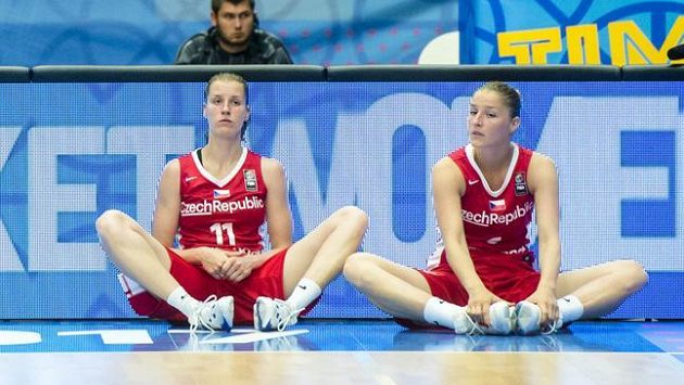 Kateřina Elhotová (vlevo) a její sestra Karolína po prohraném utkání s Ukrajinou. Kateřina Elhotová (vlevo) a její sestra Karolína po prohraném utkání s Ukrajinou.