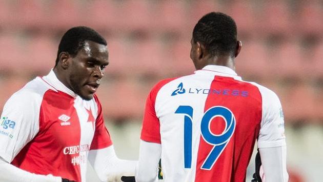 Fotbalisté Slavie Praha Michael Ngadeu (vlevo) a Simon Deli oslavují gól během utkání v Příbrami. Fotbalisté Slavie Praha Michael Ngadeu (vlevo) a Simon Deli oslavují gól během utkání v Příbrami.