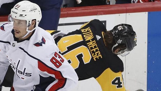 Hokejista Washingtonu Capitals Tom Wilson (nahoře) po střetu se Zachem Astonem-Reesem. Hokejista Washingtonu Capitals Tom Wilson (nahoře) po střetu se Zachem Astonem-Reesem.