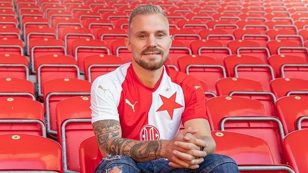 Jakub Hora v dresu Slavie na tribuně v Edenu Jakub Hora v dresu Slavie na tribuně v Edenu