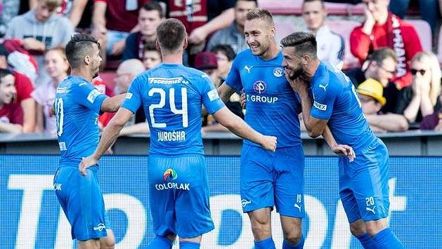 Radost fotbalistů Slovácka ze vstřelené branky - ilustrační foto. Radost fotbalistů Slovácka ze vstřelené branky - ilustrační foto.