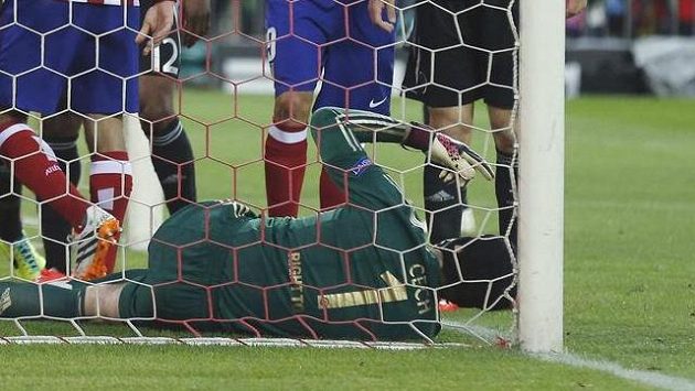 Zraněný brankář Chelsea Petr Čech si říká o střídání v úvodním semifinále Ligy mistrů proti Atlétiku Madrid. Zraněný brankář Chelsea Petr Čech si říká o střídání v úvodním semifinále Ligy mistrů proti Atlétiku Madrid.