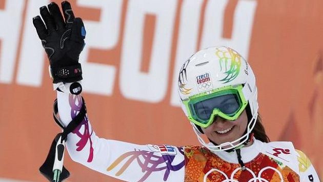 Česká lyžařka Šárka Strachová zdraví diváky při superkombinaci na olympiádě v Soči. Česká lyžařka Šárka Strachová zdraví diváky při superkombinaci na olympiádě v Soči.