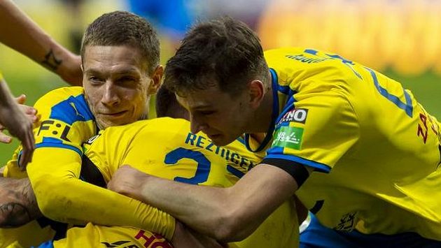 Hráči Teplic se radují z gólu proti Zlínu.. Hráči Teplic se radují z gólu proti Zlínu..