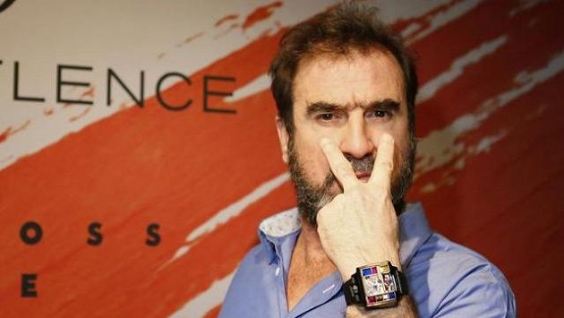Sem se mi dívejte...? Eric Cantona především upozorňuje na své parádní hodinky. Sem se mi dívejte...? Eric Cantona především upozorňuje na své parádní hodinky.