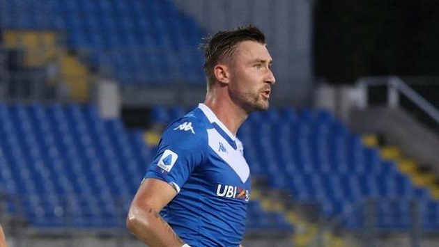 Jaromír Zmrhal v dresu Brescie oslavuje gól proti Spal Ferrara. Jaromír Zmrhal v dresu Brescie oslavuje gól proti Spal Ferrara.