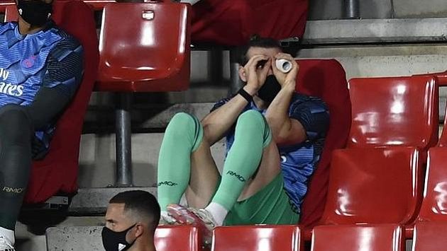 Hvězda Realu Madrid Gareth Bale se i na lavičce Realu dobře baví. Hvězda Realu Madrid Gareth Bale se i na lavičce Realu dobře baví.