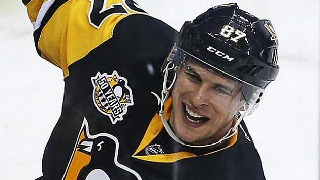 Sidney Crosby (87) se raduje z vítězného gólu Pittsburghu proti Winnipegu. Sidney Crosby (87) se raduje z vítězného gólu Pittsburghu proti Winnipegu.