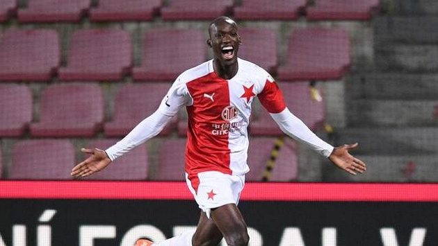 Slávistický objev Abdallah Sima byl protagonistou pražského derby. Slávistický objev Abdallah Sima byl protagonistou pražského derby.